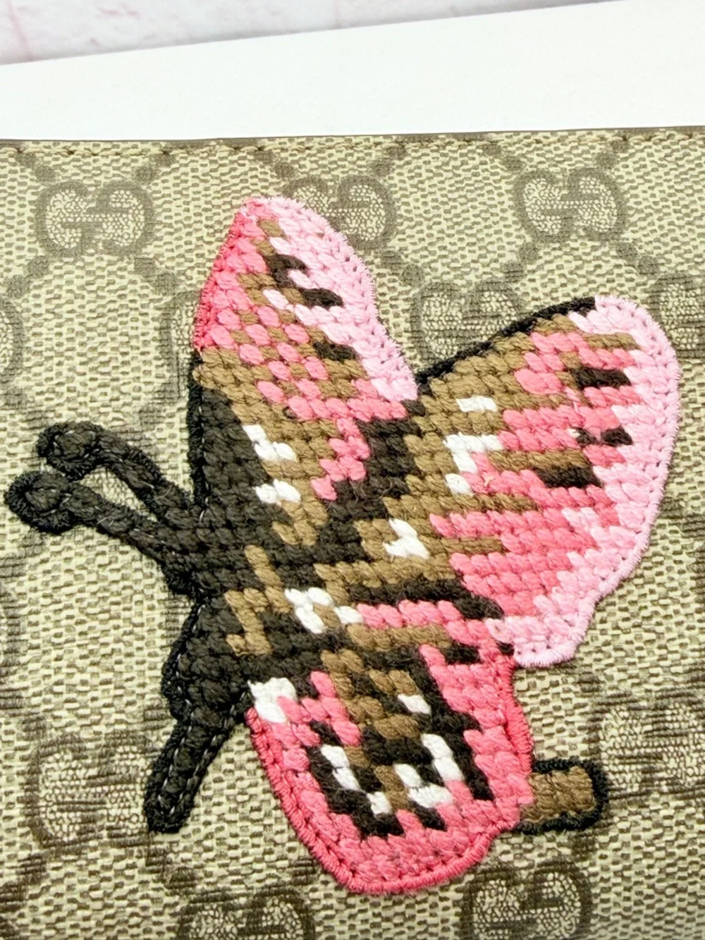 Gucci Exclusive Beige GG Canvas Wallet Pink Butterfly Appliqué - Picture 7 of 14